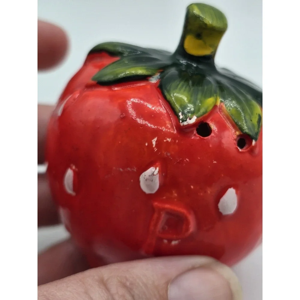 Vintage Ceramic Strawberry Salt and Pepper Shakers Made in Japan Cottage Core 3